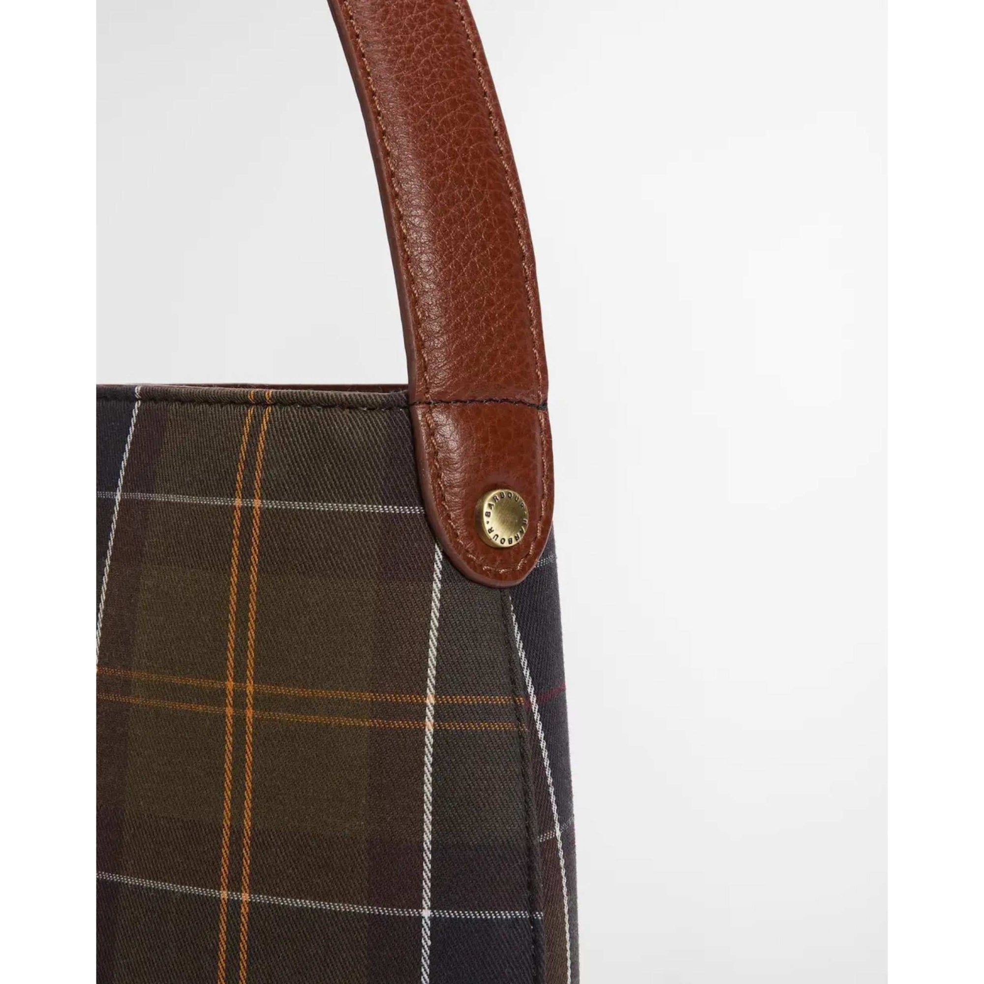 barbour-cedar-tartan-bucket-bag-classic-tartan-detil-closeup-hardwear