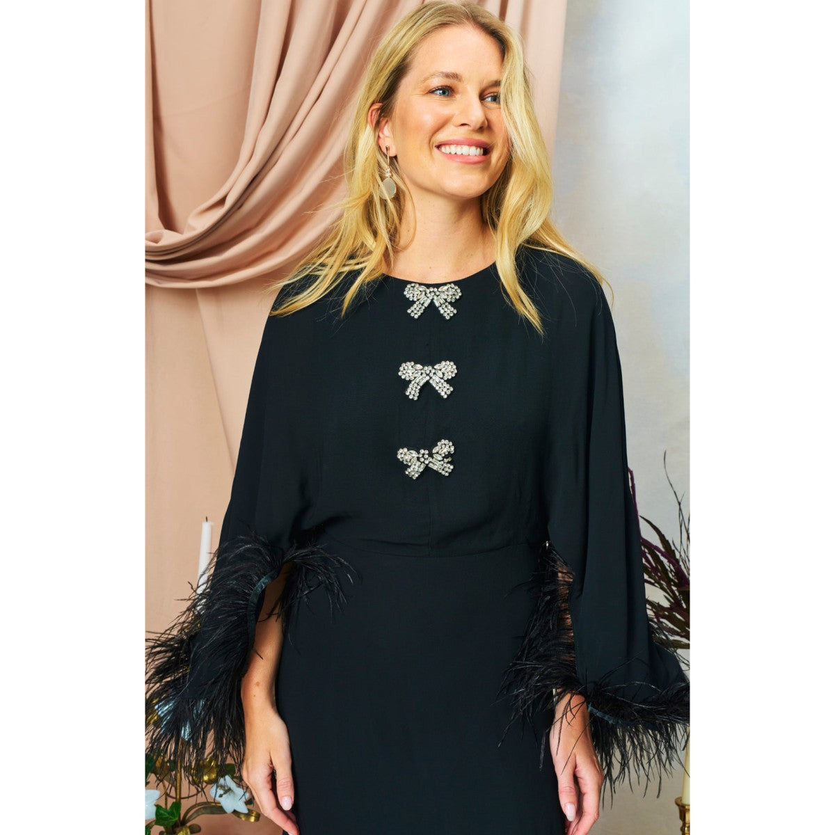 Hope &amp; Ivy The Helena Feather Trim Flutter Sleeve Midi Dress