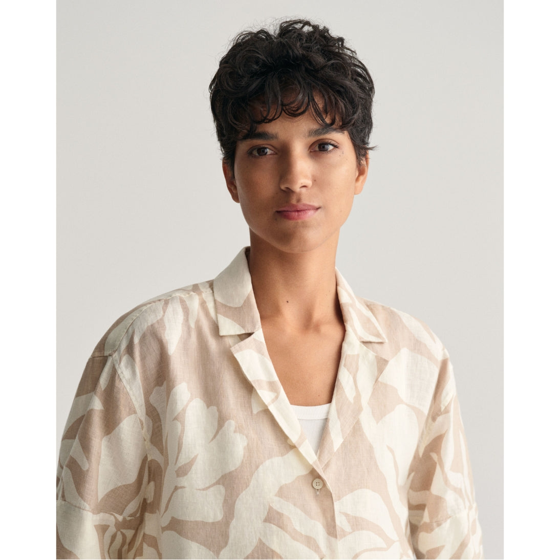 GANT Relaxed Fit Palm Print Linen Short Sleeve Shirt Dry Sand 4300333