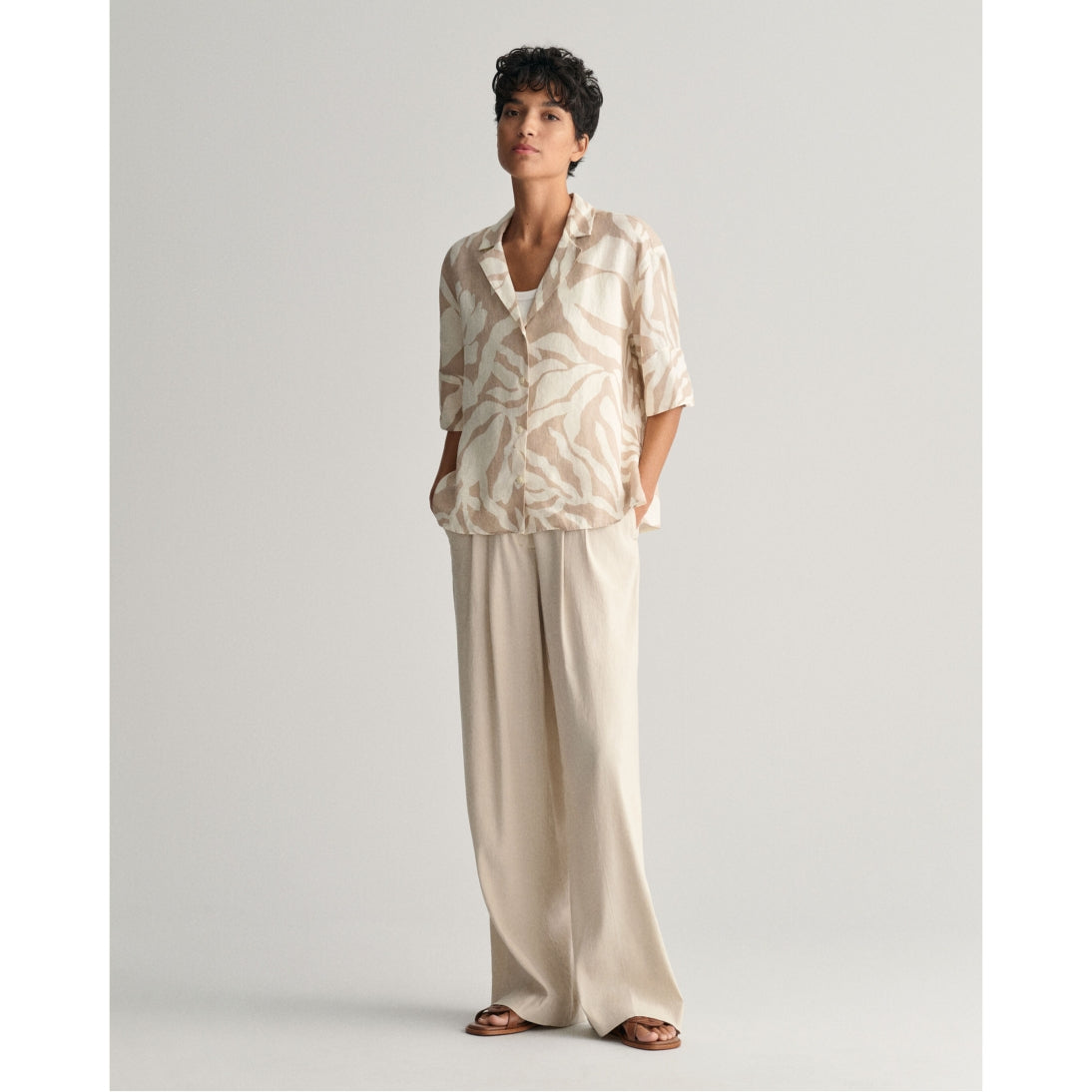 GANT Relaxed Fit Palm Print Linen Short Sleeve Shirt Dry Sand 4300333