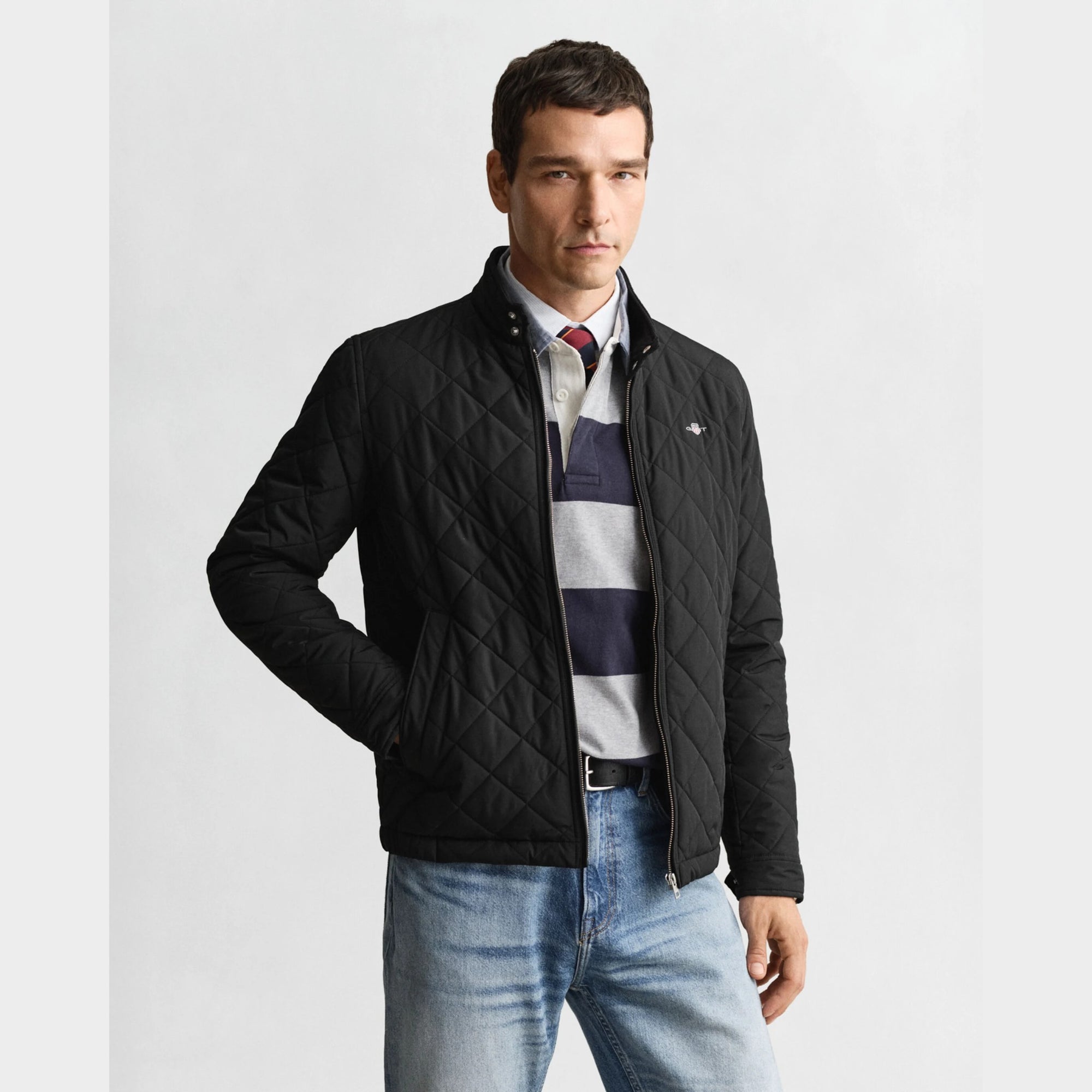 GANT Quilted Windcheater in Black. Diamond quilting, recycled polyester padding, water-repellent finish, snap buttons, slanted pockets – versatile transitional layer.