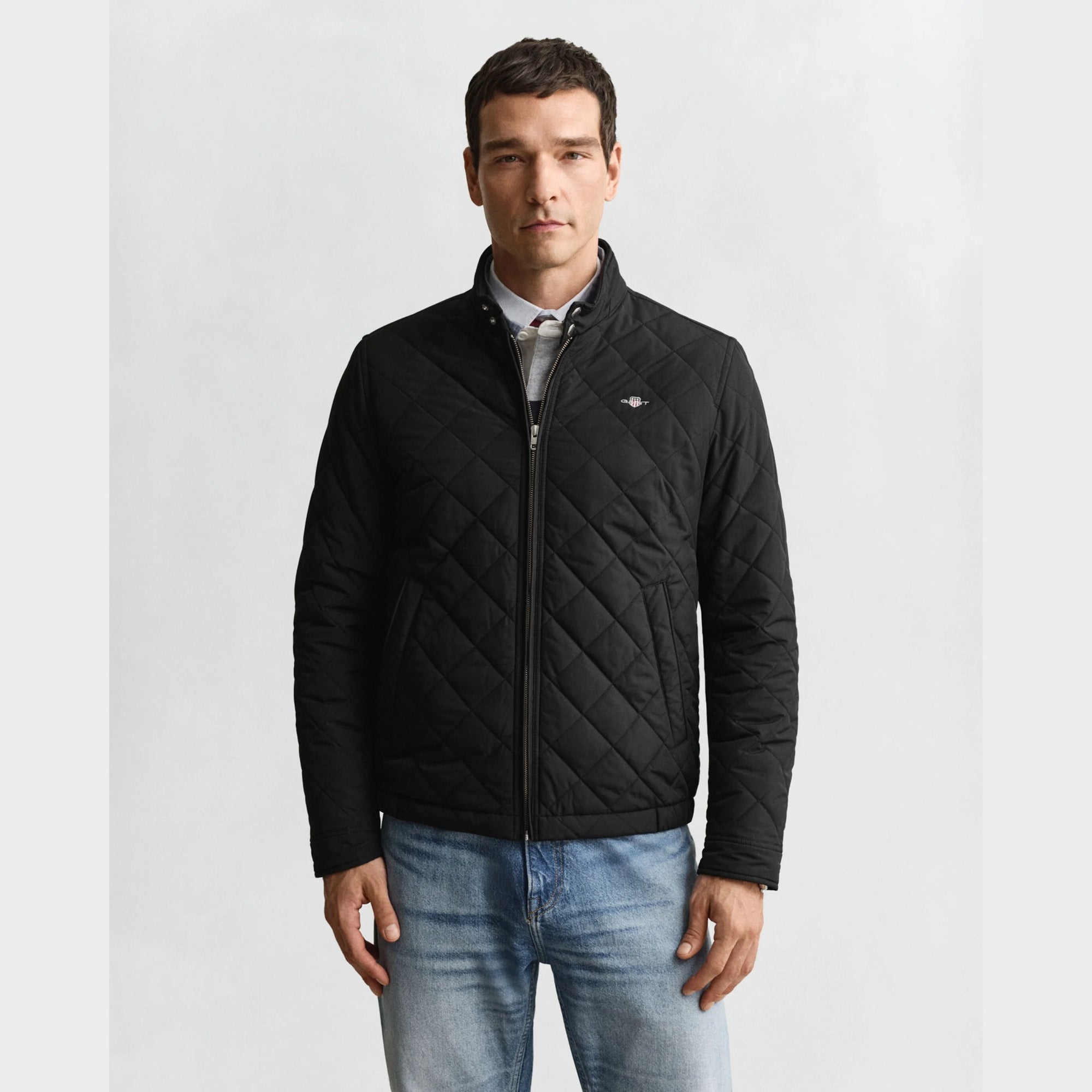 GANT Quilted Windcheater in Black. Diamond quilting, recycled polyester padding, water-repellent finish, snap buttons, slanted pockets – versatile transitional layer.
