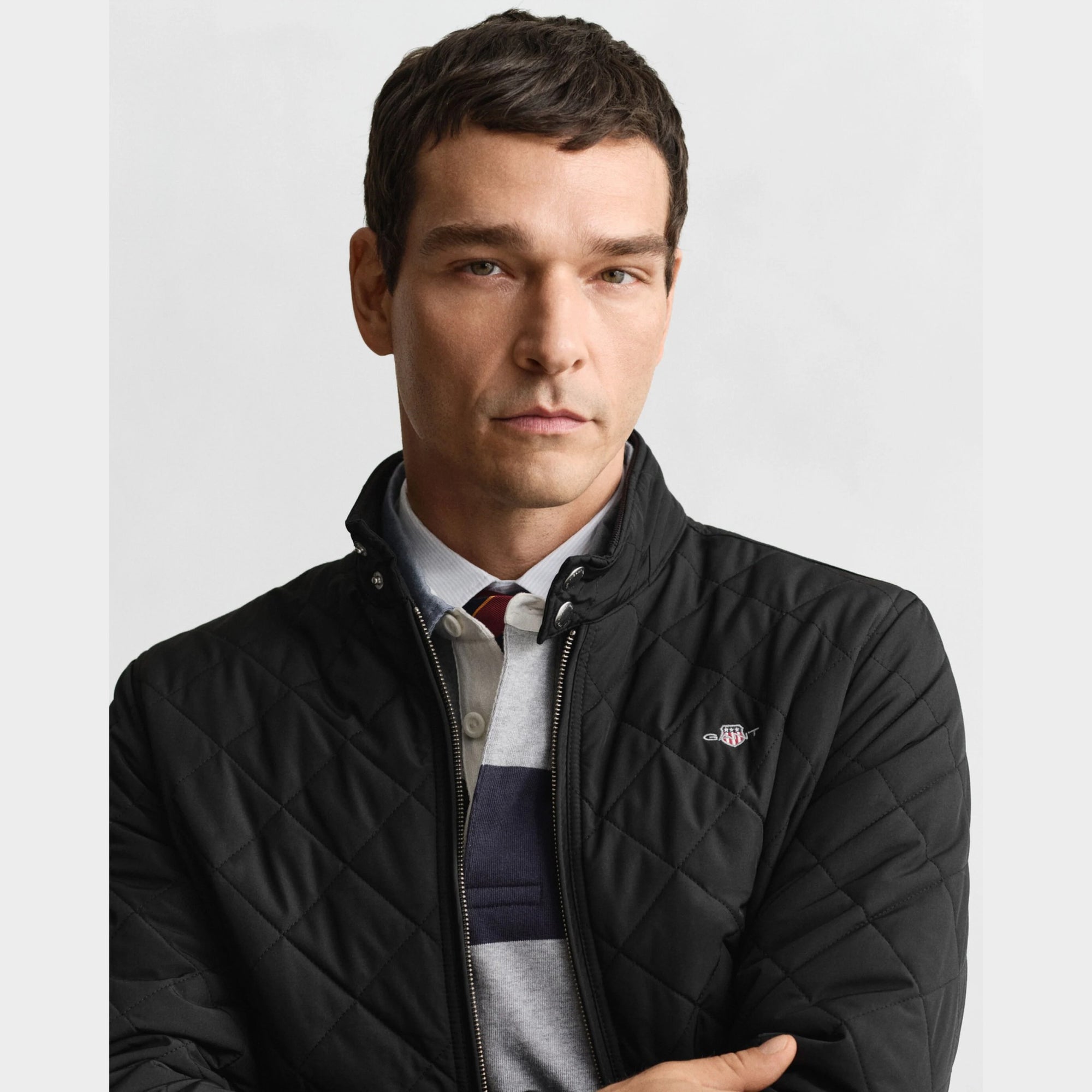 GANT Quilted Windcheater in Black. Diamond quilting, recycled polyester padding, water-repellent finish, snap buttons, slanted pockets – versatile transitional layer.
