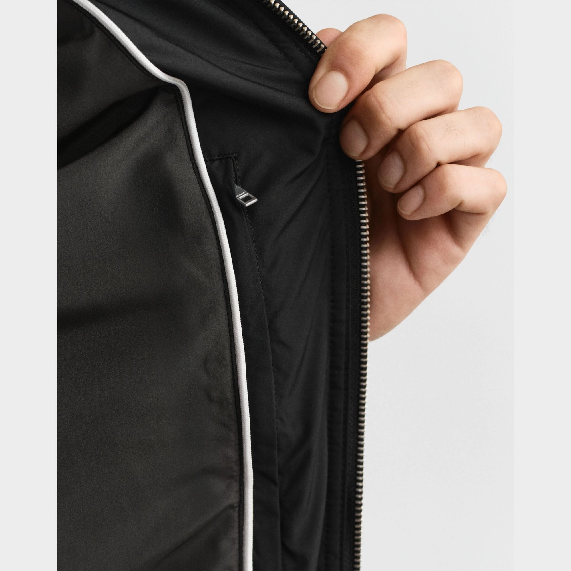 GANT Quilted Windcheater in Black. Diamond quilting, recycled polyester padding, water-repellent finish, snap buttons, slanted pockets – versatile transitional layer.
