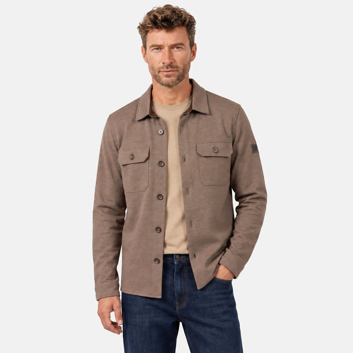 Giordano Taranto overshirt 627500 in Shell beige, worn open over a beige T-shirt with dark blue jeans.