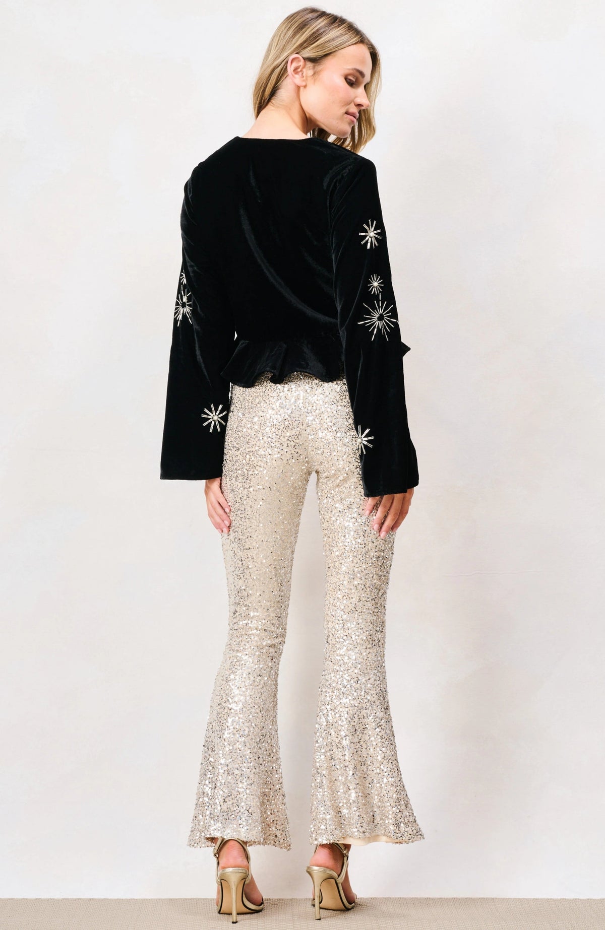 Hope &amp; Ivy Glacia Embellished Velvet Top – Black