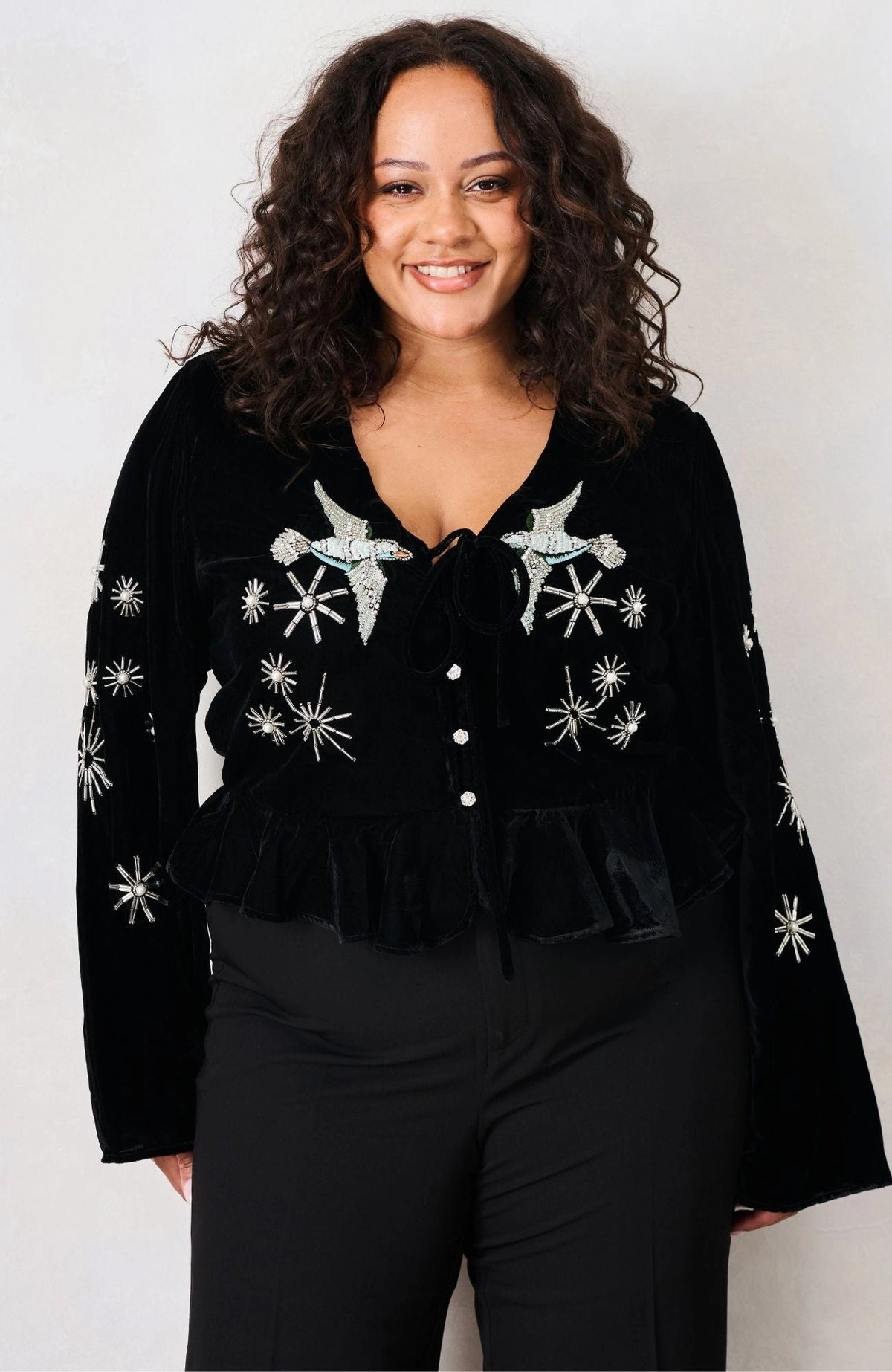 Hope &amp; Ivy Glacia Embellished Velvet Top – Black
