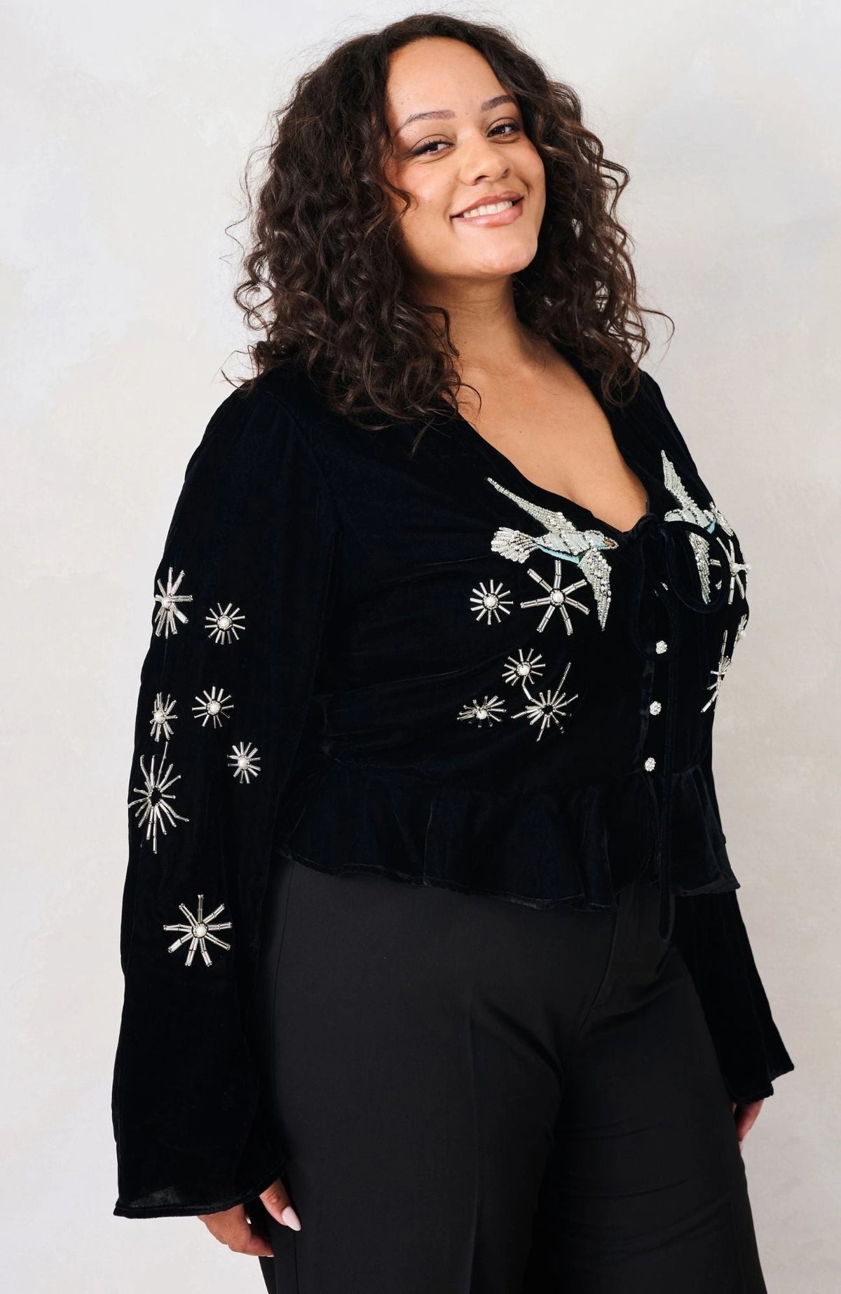 Hope &amp; Ivy Glacia Embellished Velvet Top – Black