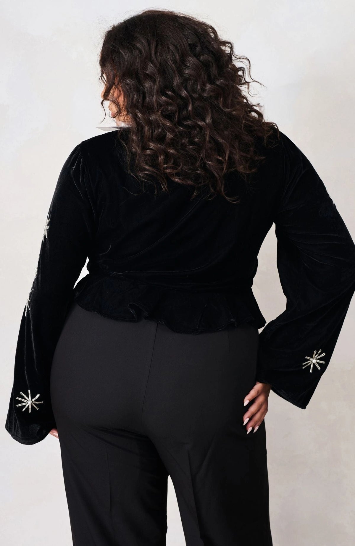 Hope &amp; Ivy Glacia Embellished Velvet Top – Black